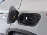 急速充電器は、外出先の公共の充電ステーションでご利用いただけます。CHAdeMOに対応し、短時間で急速充電!150kWの急速充電器を使用した場合、充電率10%から80%まで、約32分で充電できます。