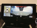【パノラミックビューモニター】映像で、見づらい車両周辺の確認をアシスト。クルマを真上から見ているような映像を表示。 運転席から確認しにくい車両周囲の状況を把握。