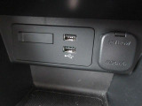 CD/DVD再生プレーヤーは装備されておりませんがフルセグTVチューナー、USB端子やブルートゥースオーディオは備えています。