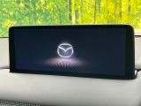 【10.25インチマツダコネクト】車内の雰囲気にマッチした大型ディスプレイ。スマホ接続でのナビ使用やBluetooth再生等、様々な機能が楽しめます。直感的なダイヤル操作が可能で、使い勝手も良好です。
