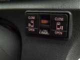 両側電動スライドドアです! 両手がふさがっている時等にはとっても便利ですよね!!