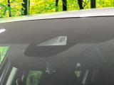 【ホンダセンシング】走行中に前方の車両等を認識し、衝突しそうな時は警報とブレーキで衝突回避と被害軽減をアシスト。より安全にドライブをお楽しみいただけます。