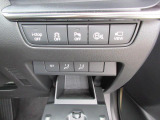 こちらのお車には先進安全装備が多数搭載されています。衝突被害を回避あるいは軽減するためのブレーキや、後方死角からの接近警報、車線逸脱を防止する警報装置など、詳しくはスタッフまでお尋ねください。