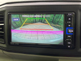 【バックカメラ】駐車時に後方がリアルタイム映像で確認できます。大型商業施設や立体駐車場での駐車時や、夜間のバック時に大活躍!運転スキルに関わらず、今や必須となった装備のひとつです!