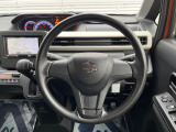 インテリアに合わせたデザインのステアリングは、運転される方のことも考え、運転しやすい形状、大きさです。是非一度、実際に触ってお確かめください。