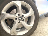 ●純正18インチアルミホイール:輸入車ならではの卓越した走りを支えるホイールと足回りです!日本車の走りに慣れている方にもぜひ体感して頂きたいほど、高いレベルでまとまっています!