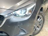 【LEDヘッドライト】悪天候や夜間走行時も良好な視界を確保し安心して運転できる高輝度LEDヘッドライトを装備!点灯速度が早く、消費電力も抑えられています。