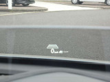 アクティブドライビングディスプレイは、運転に必要な情報を運転席前方に投影するシステムです。車速やルート案内などの情報が表示されます。