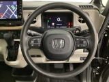 オーディオのチャンネル変更やボリュームなどの操作スイッチの他に、レフトセレクターホイールがついています。中央部を指先で上下に動かすことで、マルチインフォメーション・ディスプレイの各表示が確認できます。