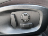 パワーシート『電動パワーシートですので運転中のシート調節も安全に行えます。微調整も可能ですのであなただけのドライビングポジションを実現します。』