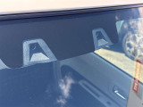 【スズキ】デュアルセンサーブレーキは、前方の車両や歩行者を2種類のセンサーで検知し、衝突の危険がある場合にブレーキを作動。事故リスクを軽減し、安全な運転をサポートします。