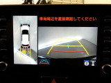 【全周囲モニター】車を上空から見下ろしたような映像をカーナビ画面に映し出し、車庫入れや縦列駐車をサポートしてくれます。
