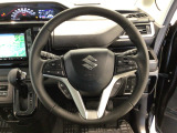 運転にかかわる様々な操作を安全に行えるように視点移動が少なく操作性に配慮されたスイッチ類が凝縮されたコクピットです。