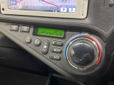 【オートエアコン】一度お好みの温度に設定すれば、車内の温度を検知し風量や温度を自動で調整。暑い&hellip;寒い&hellip;と何度もスイッチ操作をする必要はありません。快適な車内空間には必須の機能ですね♪