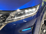 【LEDヘッドライト】悪天候や夜間走行時も良好な視界を確保し安心して運転できる高輝度LEDヘッドライトを装備!点灯速度が早く、消費電力も抑えられています。