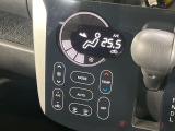 【オートエアコン】一度お好みの温度に設定すれば、車内の温度を検知し風量や温度を自動で調整。暑い&hellip;寒い&hellip;と何度もスイッチ操作をする必要はありません。快適な車内空間には必須の機能ですね♪