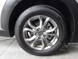 足元は純正サイズ215/60R16 タイヤはブリヂストン TURANZA T001 2023年製 ホイールは純正16インチアルミホイール。大きく見えるよう彫刻的なデザインを採用