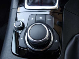 手元には運転姿勢を崩さずに操作していただける、ロータリーコマンダースイッチが装備されております。