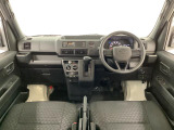 【インパネ】運転のしやすさを最優先に設計された見晴らしの良いフロントビュー。車両間隔が掴みやすく狭い道でも安心♪「安全」と「品質」を最優先に、安心してお乗りいただけるクルマを提供いたします。