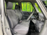 運転席まわりには十分なスペースがあり、大柄な方でもゆったり運転していただける環境です。