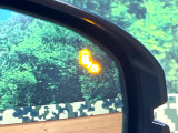 【ブラインドスポットインフォメーション】走行中、ドアミラーの死角になりやすい箇所に後続車が接近するとサイドミラー付近に警告を表示、ドライバーに注意喚起をしてくれます。