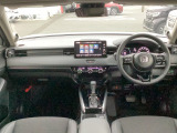 ドライバーを包み込むように、ディスプレーやスイッチ、コンソールを配置。座った瞬間から運転への期待が!空間そのものの心地よさにこだわっています。