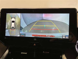 【パノラミックビューモニター】映像で、見づらい車両周辺の確認をアシスト。クルマを真上から見ているような映像を表示。 運転席から確認しにくい車両周囲の状況を把握。