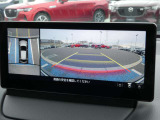 360&deg;ビューモニターは、車両周囲の状況をモニターで確認できる安全装備です。駐車時や狭い場所での運転時に役立ち、運転に不慣れな方でも安心して操作できるようにサポートしてくれます。