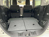 リアシートを倒せば、広い荷室を確保できます。