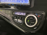 【オートエアコン】一度お好みの温度に設定すれば、車内の温度を検知し風量や温度を自動で調整。暑い&hellip;寒い&hellip;と何度もスイッチ操作をする必要はありません。快適な車内空間には必須の機能ですね♪