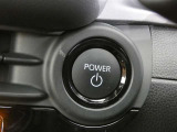 【プッシュスタート】スマートキーを携帯して、ブレーキを踏みながらスタートスイッチを押すだけでエンジンがかけられます。