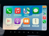 お手元のスマートフォンと接続して頂く事で使用可能な「Apple CarPlay/Android Auto」電話の応答は勿論、メッセージの受信やLINE、音楽接続からナビアプリの使用まで幅広く活躍致します。