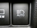 【オートマチックハイビームヘッドライト】ハイビーム走行時に対向車や前走車をカメラで認識して自動的にロービームにする機能が装備されています。※道路環境などによっては作動しない場合があります。