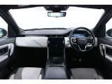 運転席に着座した視点の画像です。良好な視界はランドローバー全車共通の特徴です。運転し易いとのお声を頂いております。