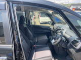 ◆前面ドア運転席◆ドアの開口が広く乗降ラクラク。シートの幅も広く運転していてもストレスを感じません。足元も広く快適なドライブを演出してくれます。