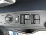 運転席の窓操作部分です。スイッチでミラーや窓の開閉が電動で行えます。