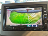 バック駐車が苦手な方や、初めてのお車で不安な方でも後方をナビ画面に映してくれるので、ラクラク停められます。