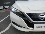 LEDヘッドランプ:ハロゲンランプの約2倍の光量でより明るく遠くを照らし、夜間走行時の視認性を高めます。