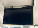 【フリップダウンモニター】大画面モニターで後席でもエンタメをお楽しみいただけます。小さなお子様にも大人気の装備です♪