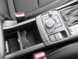 マツダコネクトを操作するコマンダーコントロールです。運転中に自然と手の触れる位置に配置されています。