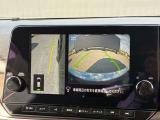 狭い道でのすれ違い、左側のガードレールや側溝が見えないと不安になりませんか?アラウンドビューモニターならバックカメラに加え、発進時に前方や周囲の確認、すれ違い時の助手席側下方の確認も出来て安心です♪