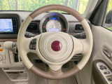 インテリアに合わせたデザインのステアリングは、運転される方のことも考え、運転しやすい形状、大きさです。是非一度、実際に触ってお確かめください。