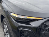 ●マトリクスLEDヘッドライト『高度な照明技術を使用した車両のヘッドライトです。この技術は、複数のLEDを用いており、車両の周囲の状況に応じて光のパターンを動的に調整します。』