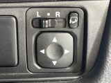 【電動格納ミラー】サイドミラーは電動格納式となっており、狭い駐車場でもキズがつくリスクを抑えられます。