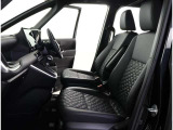 高いホールド性で運転姿勢が安定します。長距離ドライブでも疲れにくいのが魅力です。快適なドライビングライフをお送りください♪