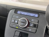 【オートエアコン】一度お好みの温度に設定すれば、車内の温度を検知し風量や温度を自動で調整。暑い&hellip;寒い&hellip;と何度もスイッチ操作をする必要はありません。快適な車内空間には必須の機能ですね♪