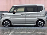 純正アルミで全体的にデザインがまとまっています。車も人も、オシャレはまずは足元からですね。