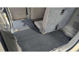 後席のシートは分割式で倒れます。こちらの車両はフラットになりますので、荷物も多く載せられます