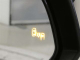 ブラインドスポットモニター装備。隣車線を走る車両を検知。ドアミラーでは確認しにくい後、側方エリアに存在する車両や急接近してくる車両も検知しドアミラーに搭載されたLEDインジケーターが点灯します。
