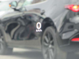 運転視界の遠方上方に虚像を投影することで前を見ながら情報の視認ができます。本当にドライバーが必要な情報を適切に伝え、楽しんで頂くことを考えた新世代装備です。※虚像は2.6m前方に浮かぶイメージです。